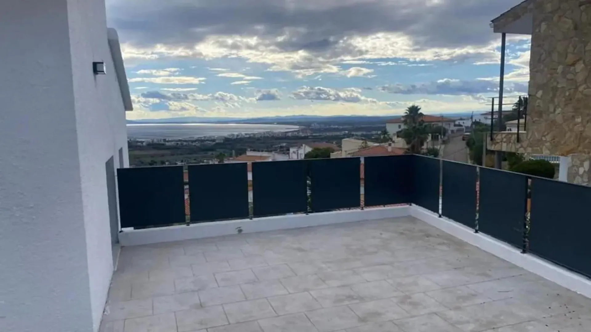 Semesterbostad Modern House With City View In El Mas Fumats Selva de Mar Spanien